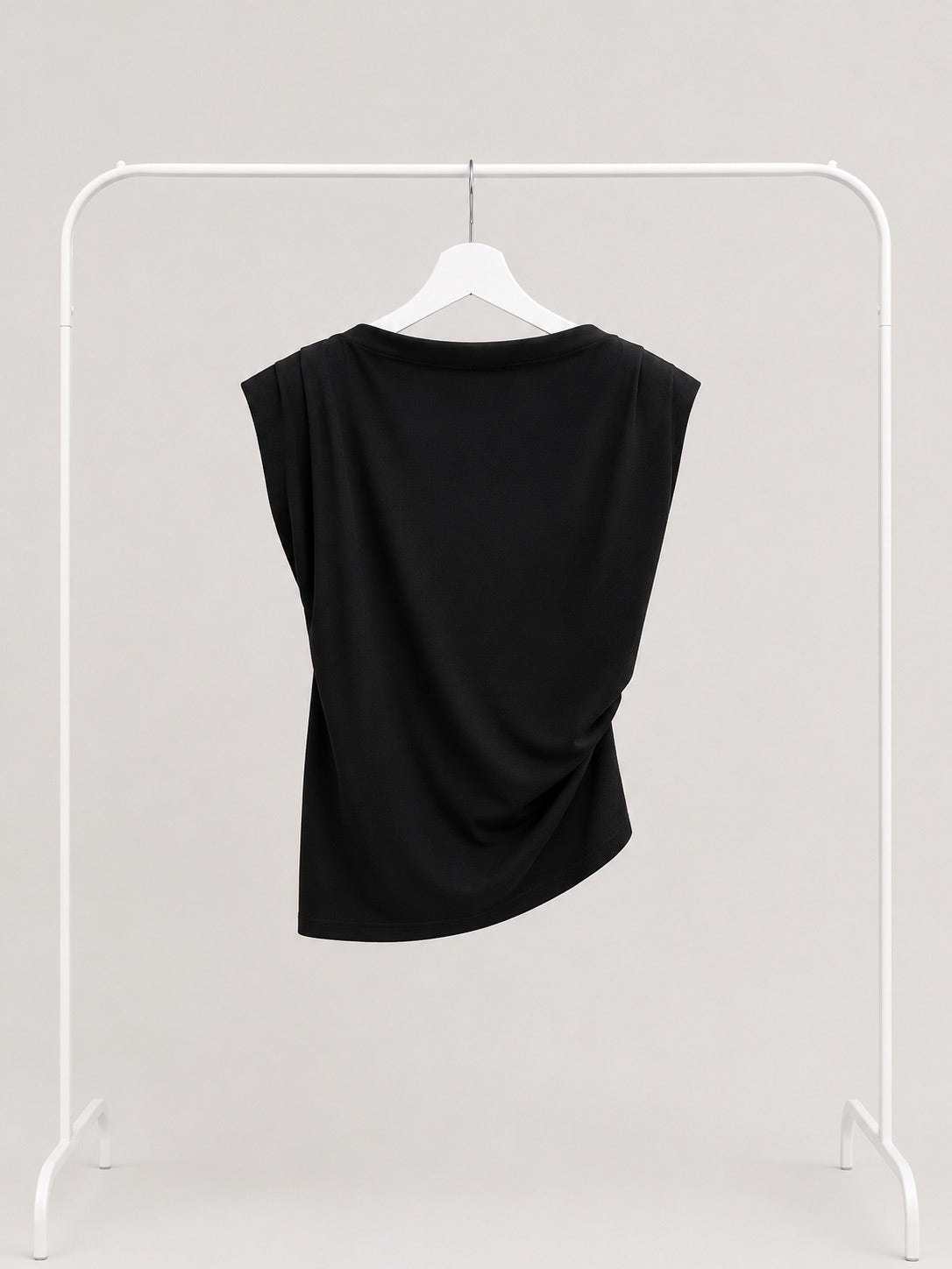 Camiseta asimétrica con fruncidos laterales – manga corta y caída fluida