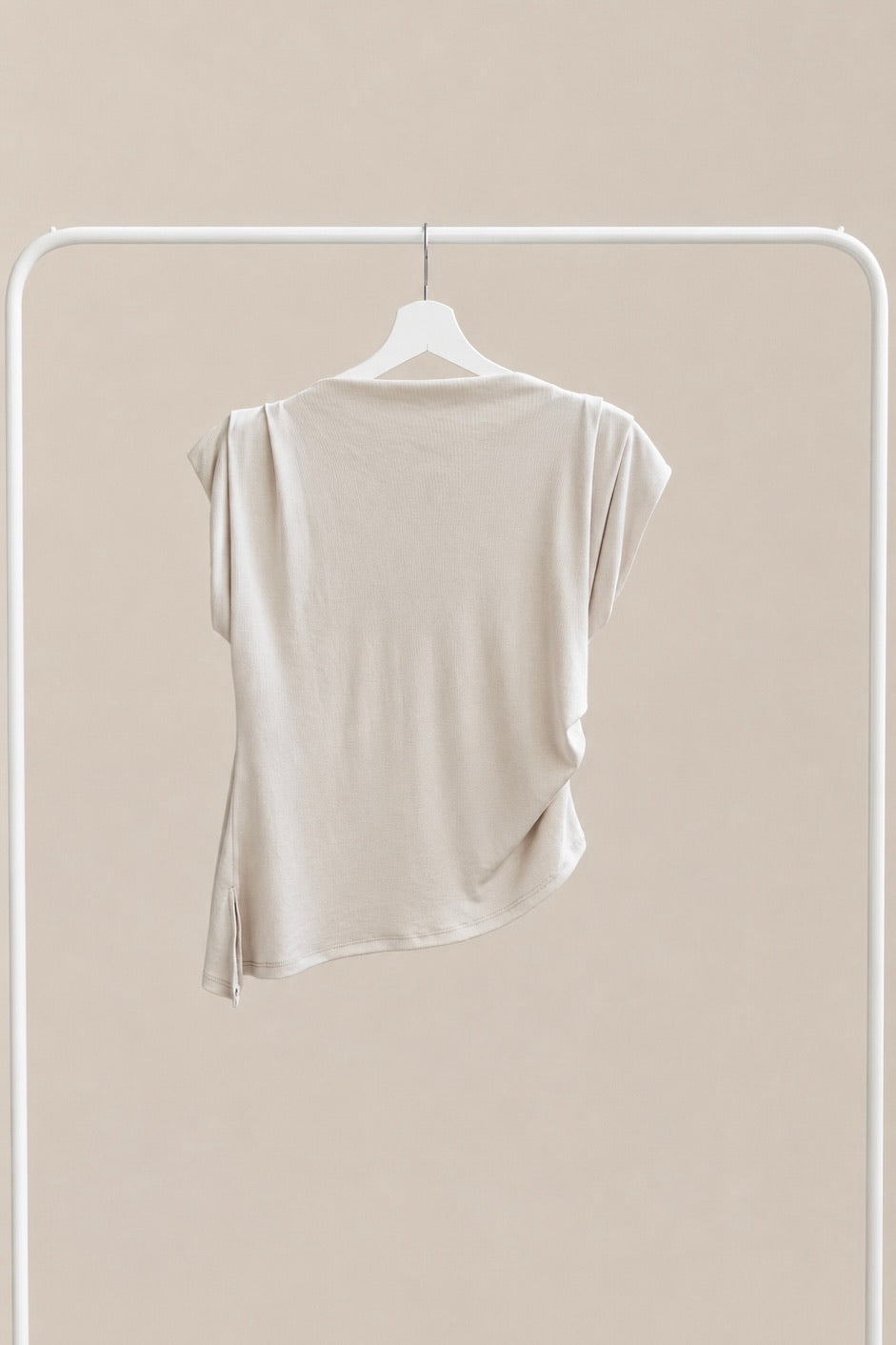 Camiseta asimétrica con fruncidos laterales – manga corta y caída fluida