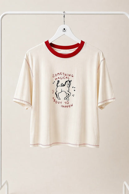 Camiseta de algodón con diseño de unicornio roja y beige