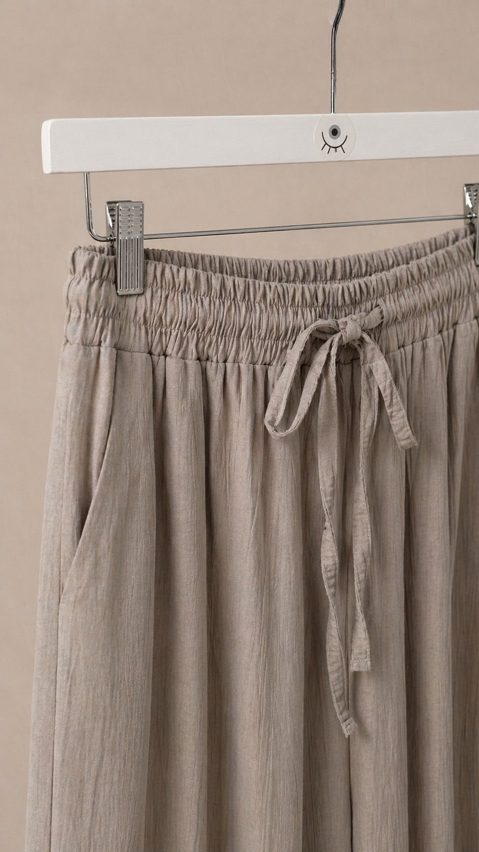 Pantalón fluido ligero beige con bolsillos – pierna ancha y cintura elástica