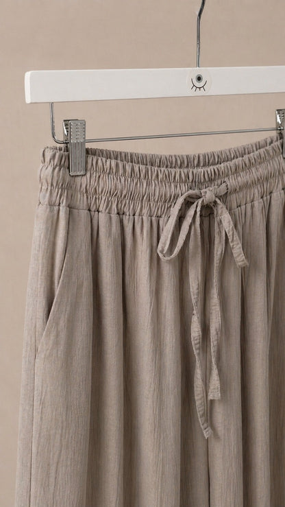Pantalón fluido ligero beige con bolsillos – pierna ancha y cintura elástica