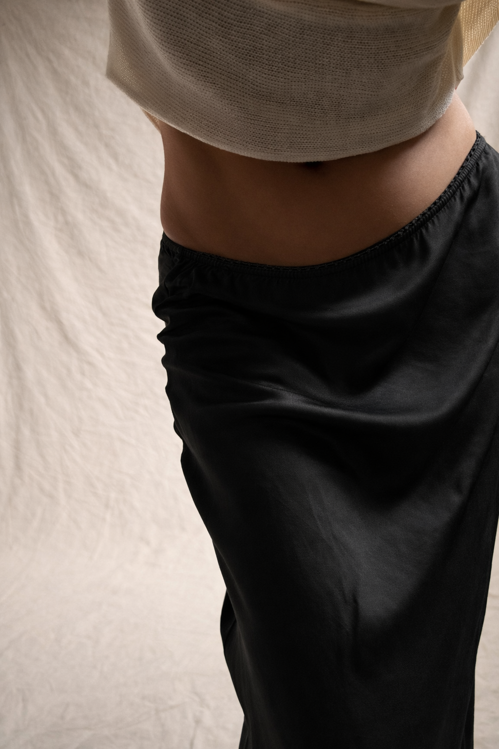Falda Satinada Midi Negro