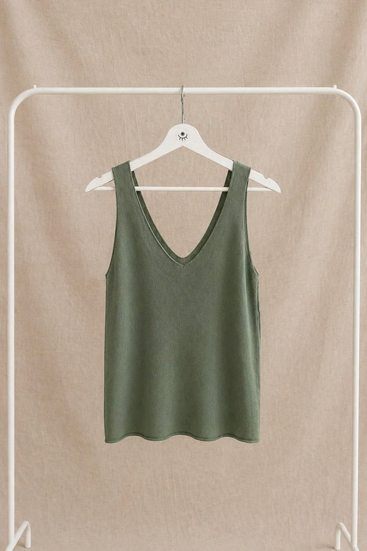 Top de punto básico verde con escote en V – sin mangas, suave y versátil
