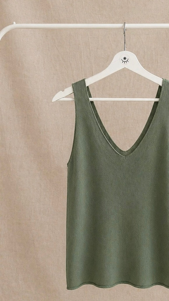 Top de punto básico verde con escote en V – sin mangas, suave y versátil