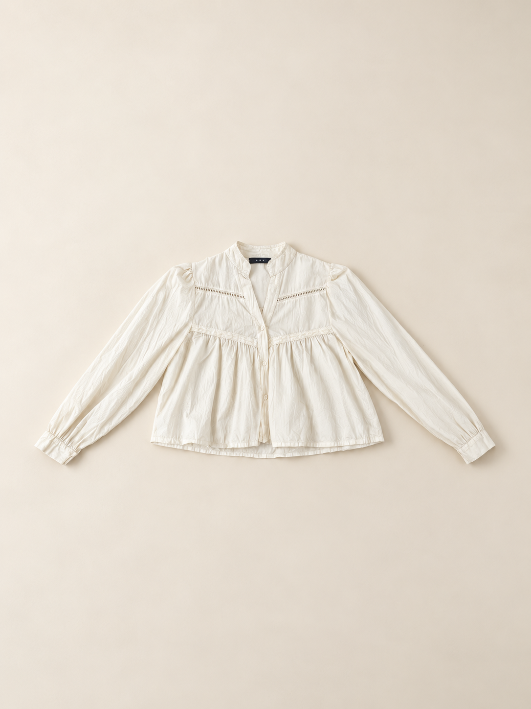 Blusa romántica beige con bordados y manga abullonada
