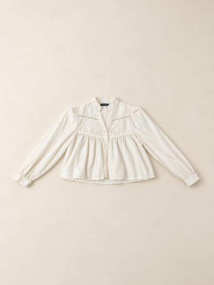 Blusa romántica beige con bordados y manga abullonada