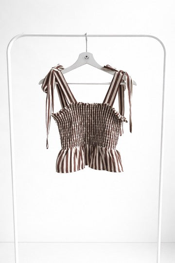 Top a rayas con fruncido panel de abeja y tirantes anchos Marron