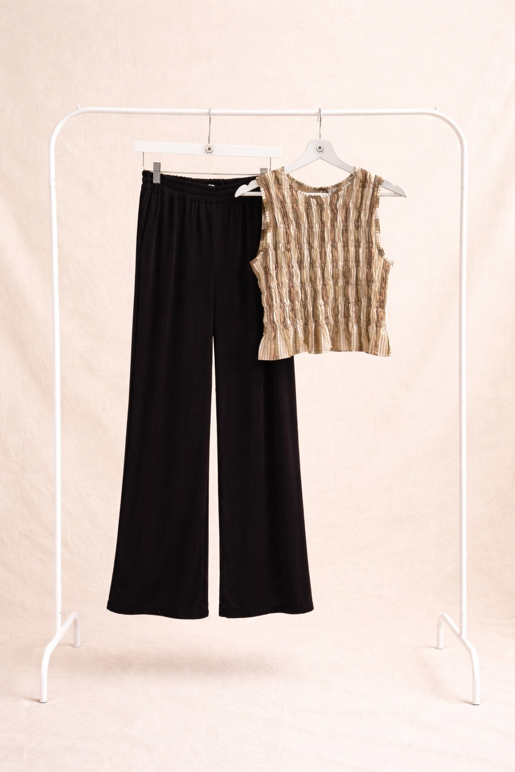 Pantalón negro fluido de pierna ancha – cintura elástica cómoda