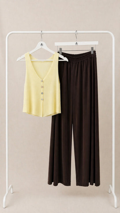 Top de punto amarillo con botones – escote en V y estilo minimalista
