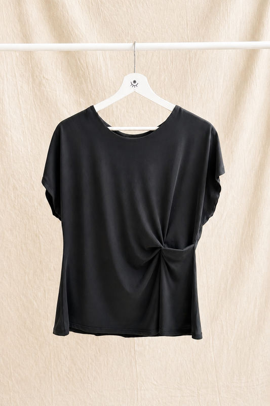 Camiseta negra de manga corta con fruncido lateral – básica elegante y favorecedora