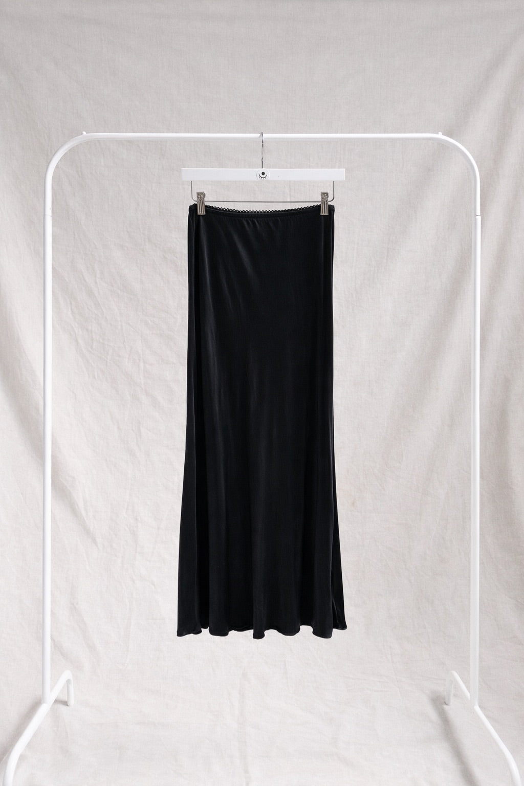 Falda Satinada Midi Negro