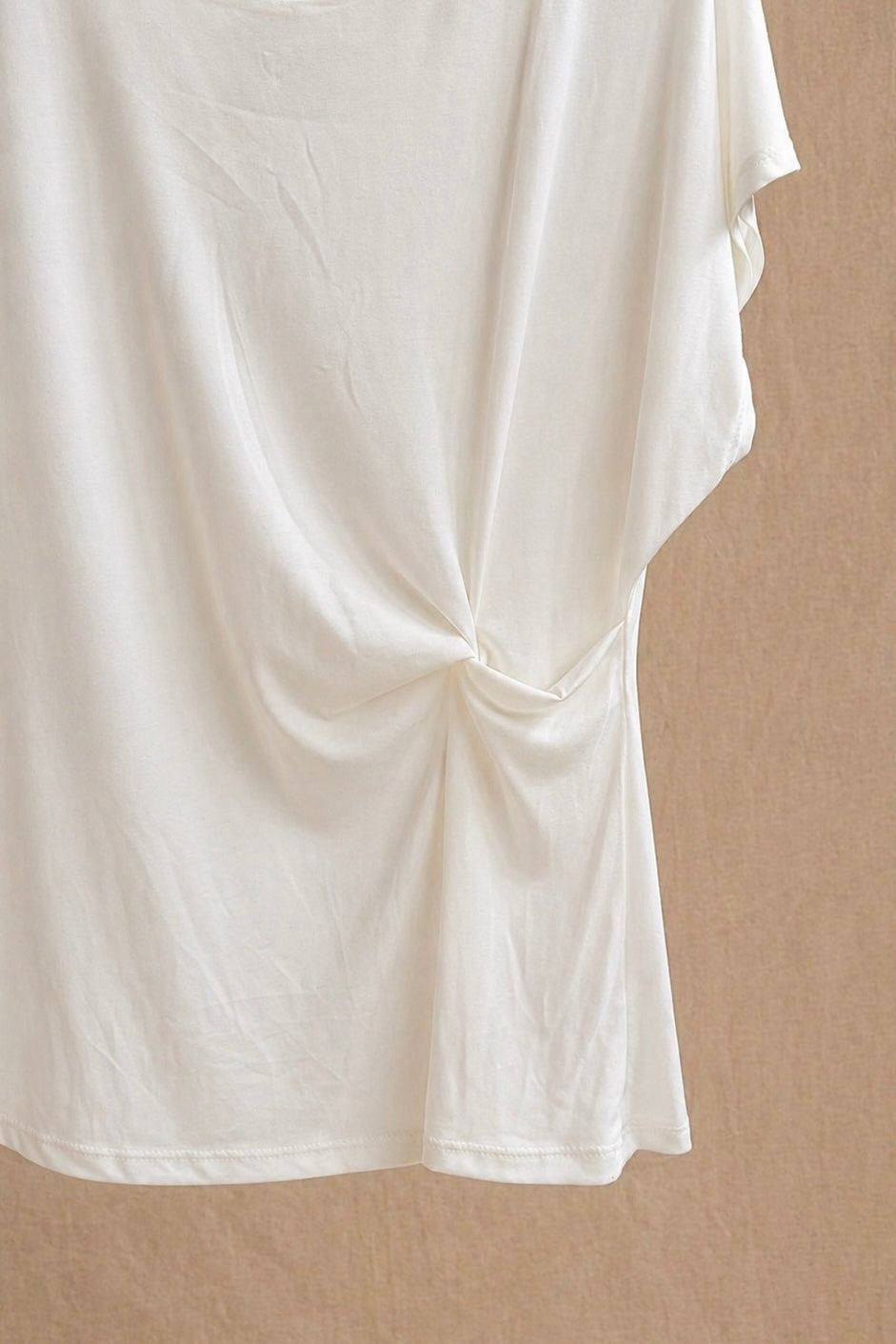 Camiseta blanca de manga corta con fruncido lateral – básica elegante y favorecedora