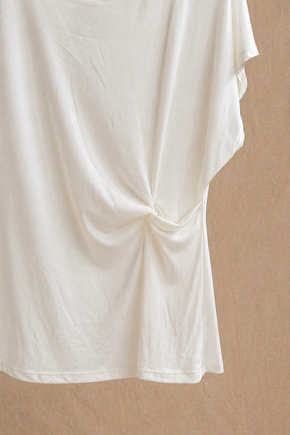 Camiseta blanca de manga corta con fruncido lateral – básica elegante y favorecedora
