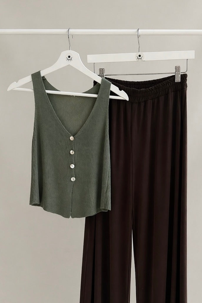 Top de punto verde con botones – escote en V y estilo minimalista