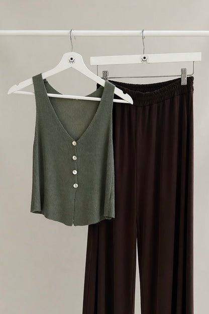 Top de punto verde con botones – escote en V y estilo minimalista