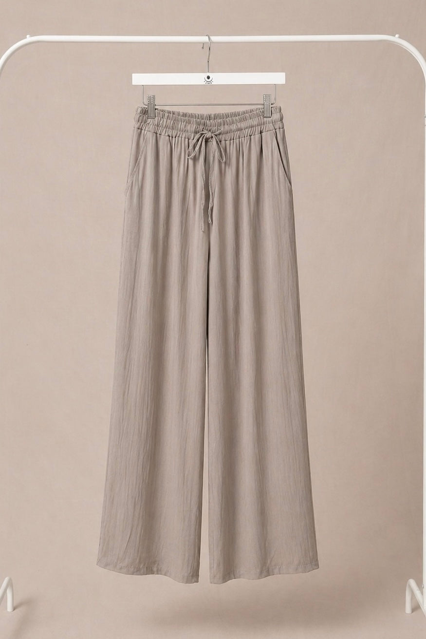 Pantalón fluido ligero beige con bolsillos – pierna ancha y cintura elástica