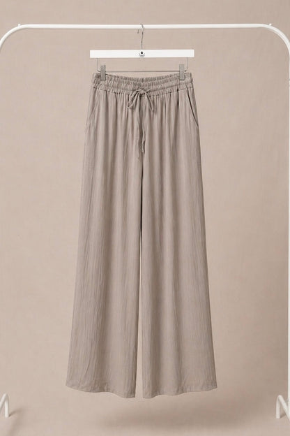 Pantalón fluido ligero beige con bolsillos – pierna ancha y cintura elástica