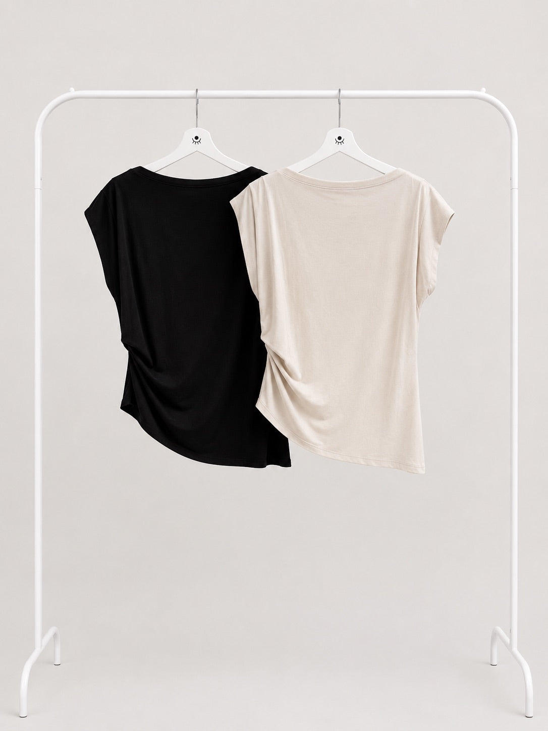 Camiseta asimétrica con fruncidos laterales – manga corta y caída fluida
