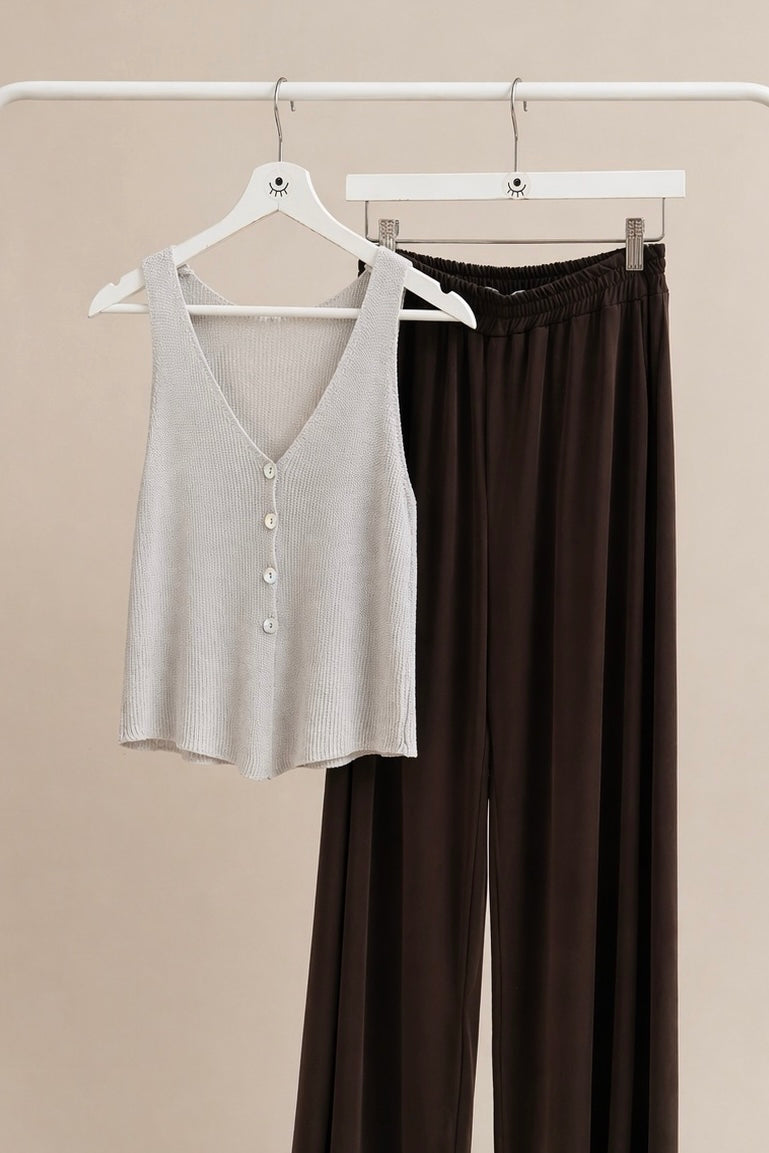 Top de punto beige con botones – escote en V y estilo minimalista