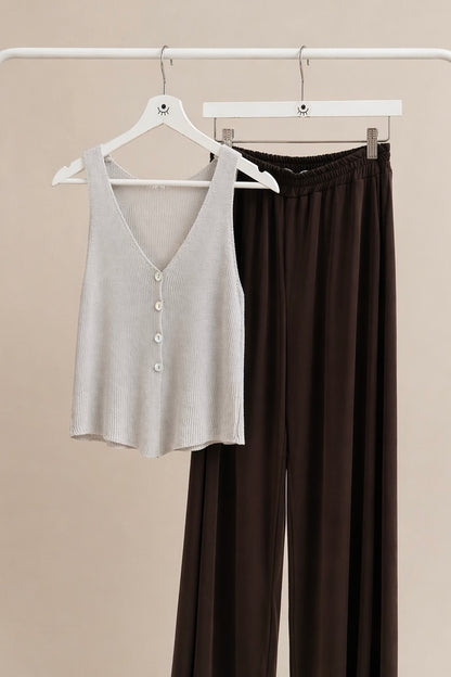 Top de punto beige con botones – escote en V y estilo minimalista