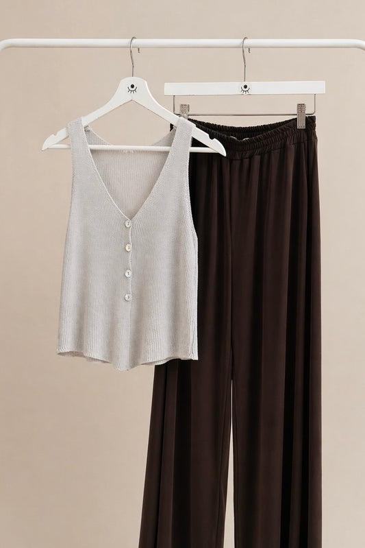 Top de punto beige con botones – escote en V y estilo minimalista