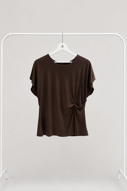 Camiseta marrón de manga corta con fruncido lateral – básica elegante y favorecedora