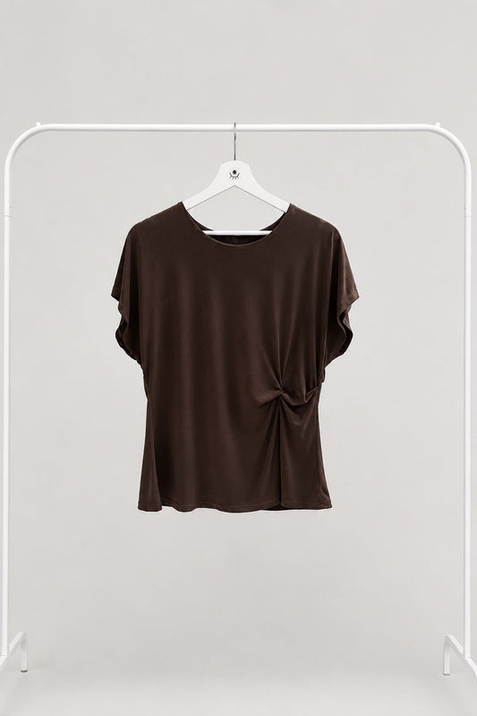 Camiseta marrón de manga corta con fruncido lateral – básica elegante y favorecedora