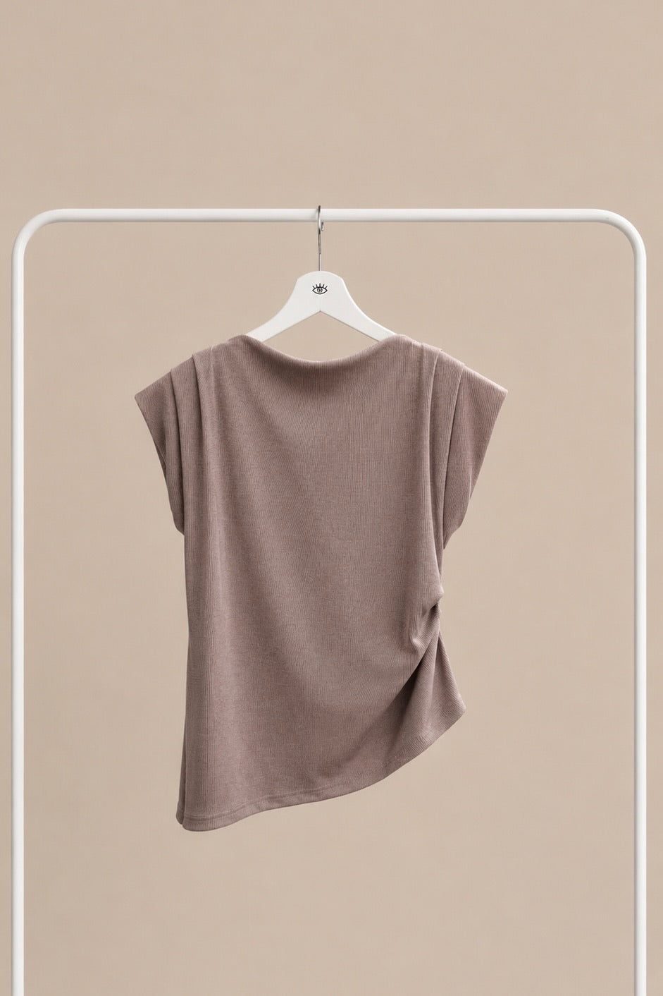 Camiseta asimétrica con fruncidos laterales – manga corta y caída fluida