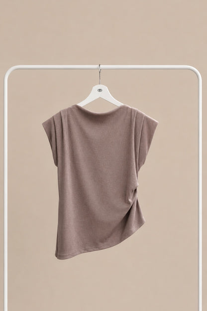 Camiseta asimétrica con fruncidos laterales – manga corta y caída fluida