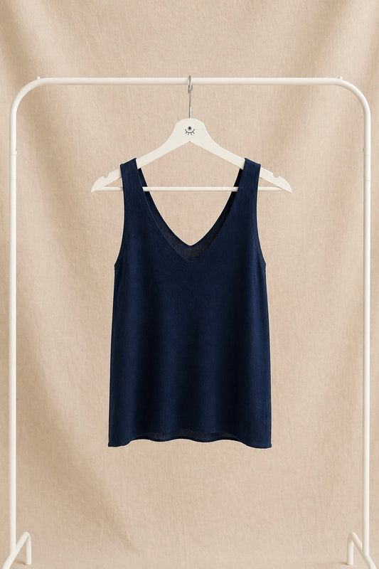 Top de punto básico azul con escote en V – sin mangas, suave y versátil
