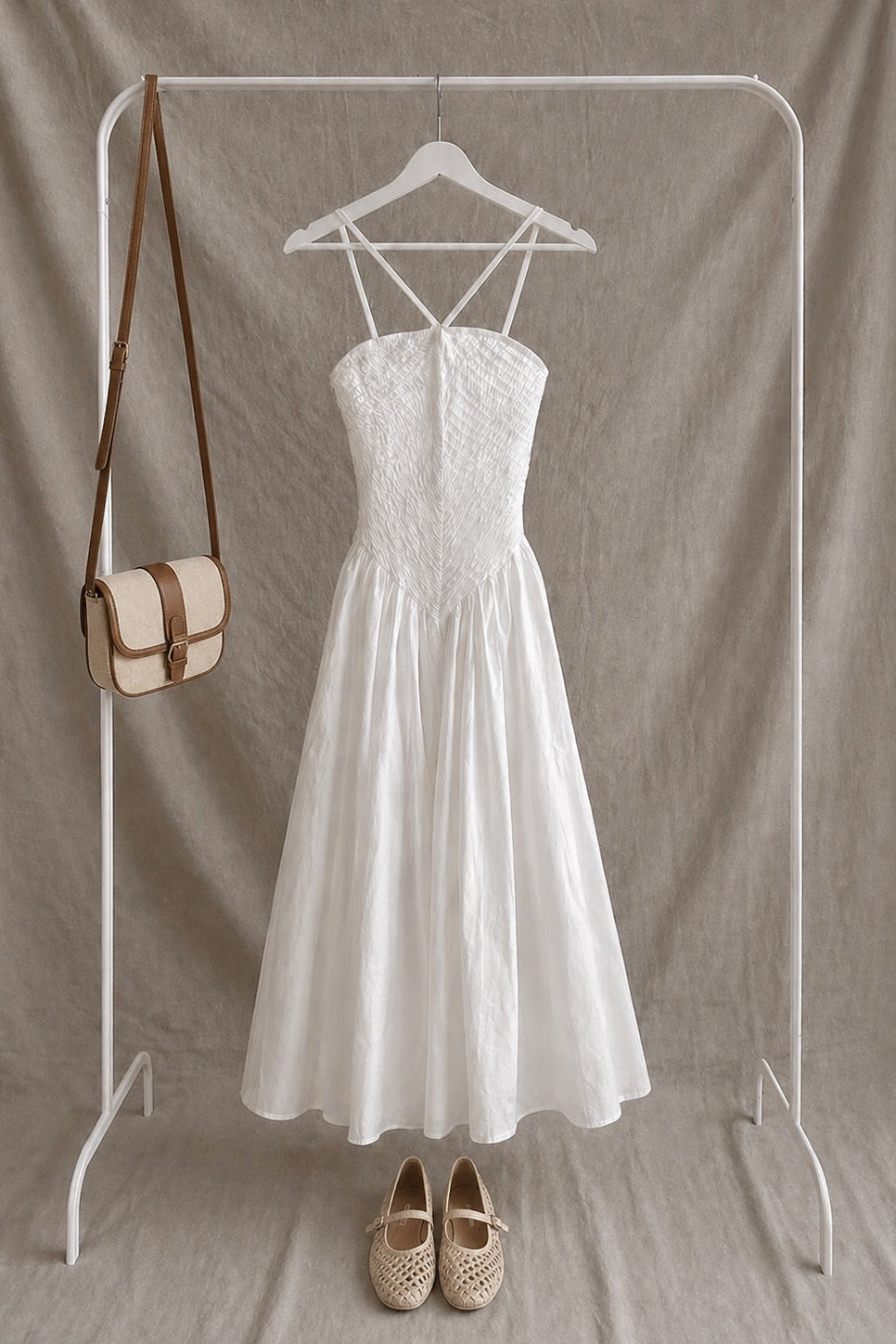 Vestido de algodón blanco midi con tirantes y cuerpo fruncido – estilo romántico elegante