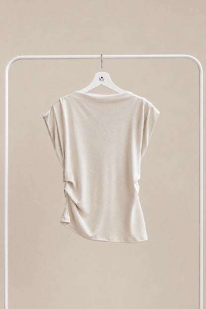 Camiseta asimétrica con fruncidos laterales – manga corta y caída fluida