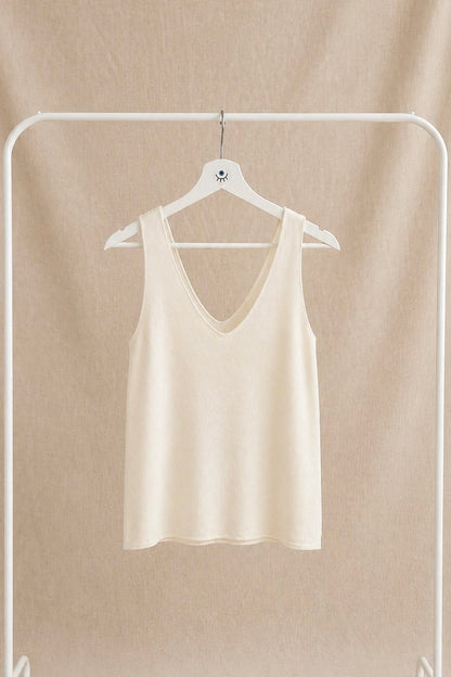 Top de punto básico beige con escote en V – sin mangas, suave y versátil