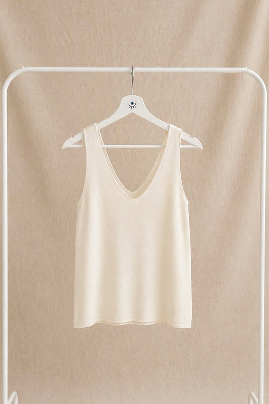 Top de punto básico beige con escote en V – sin mangas, suave y versátil